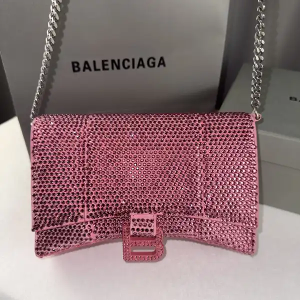 Where to buy Cheap BALENCIAGA HOURGLASS WALLET ON CHAIN 0122